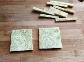 把吐司四周硬边切去
