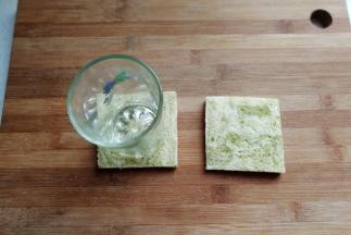 然后用一个玻璃杯底，在中间压出一个圆凹形