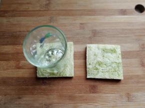 然后用一个玻璃杯底，在中间压出一个圆凹形