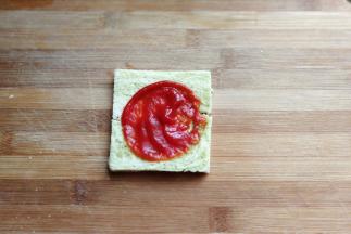 在凹形中间抹上适量番茄酱