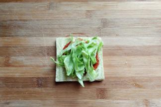 再放上少许自己喜欢的青菜