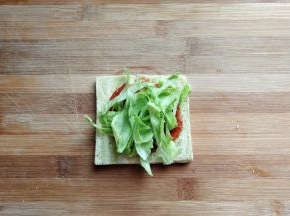 再放上少许自己喜欢的青菜