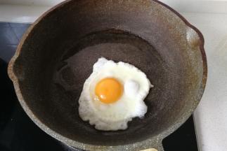 鸡蛋打入锅中煎好（几成熟依自己喜好）