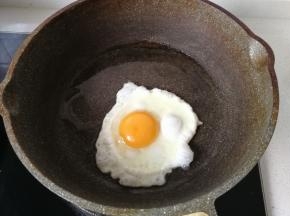 鸡蛋打入锅中煎好（几成熟依自己喜好）