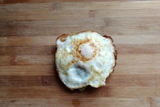 煎好的鸡蛋盛出放在吐司上