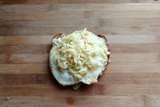 再撒上适量芝士碎