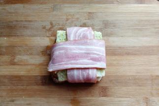 然后用培根左右包起来，接头处压在底部