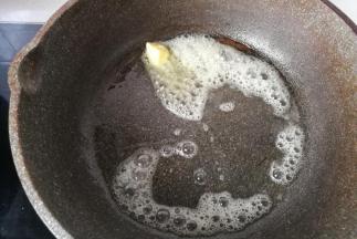 锅中放入一小块黄油小火烧化