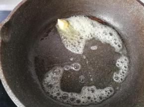 锅中放入一小块黄油小火烧化