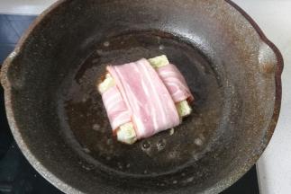 再放入培根吐司中小火煎至两面焦黄即可