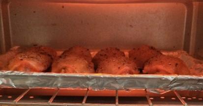 预热烤箱，把烤翅放烤箱内。