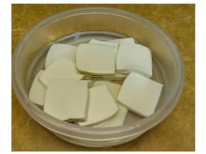 豆腐切成块后装入加了适量的开水和盐的碗中浸泡十分钟，泡好后捞出并滤干水份备用