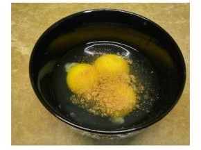 碗中打入三个鸡蛋加入适量的盐、王守义十三香搅均后备用