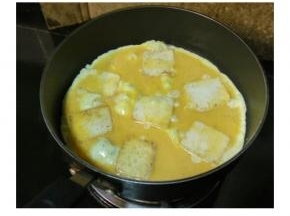  两面煎黄后，将豆腐整理成型，再倒入鸡蛋液转小火慢煎