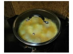 技术好可继续小火慢煎至蛋液基本凝固，将鸡蛋和豆腐翻面煎，我技术不太好所以直接盖盖子至蛋全凝固即可