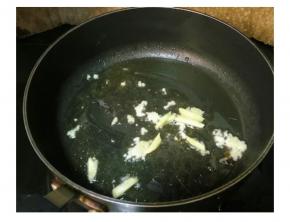 热锅凉油， 放入姜蒜进去煸炒出香味