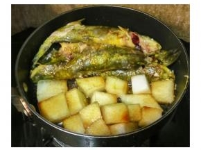 加入点料酒和酱油放入适量的水