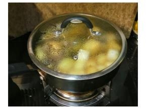  加盖炖煮八分钟后再加入适量的盐调味，中间将鱼翻面让鱼全面吸汁