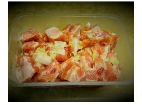 先将西冷排骨自然解冻洗净，斩件后滤干水分，加入油，盐，生粉，料酒，蚝油，酱油，蒜蓉拌均匀，放冰箱腌过夜。