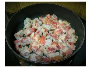 锅热后，倒入少许油，放入腌制好的排骨，先煎一边，再翻另一边煎，大火接着不停翻炒