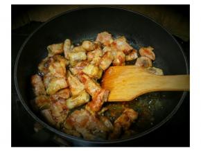 这时排骨自身也会把油脂逼出来,然后把火关中小火，不停翻炒，这是肉质开始稍微收缩，淋上海天的喼汁，五大茶匙。然后继续翻炒，这是靠排骨本身的油脂，不要加水，要不就不香了。
