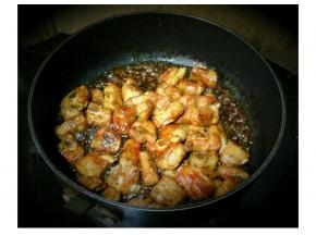 加入2-3勺子白糖翻炒，期间试味道，若太酸略加白糖，若不够酸适度加入喼汁，因为加了糖，容易糊了，所以要不断翻炒，最后收汁上碟即可。