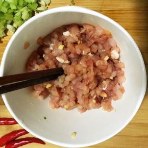 蒸馍的过程中，给肉沫加料酒、生抽、盐、葱姜提前腌制十分钟。