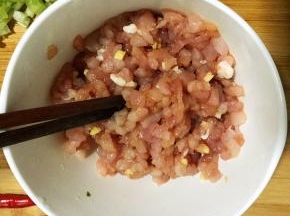 蒸馍的过程中，给肉沫加料酒、生抽、盐、葱姜提前腌制十分钟。