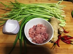 什锦炒肉沫的配菜备齐