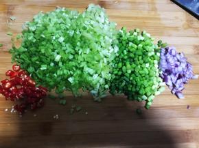 芹菜摘除叶子，芹菜杆及其他蔬菜切丁备用