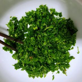 那么我们摘下来的芹菜叶也不能浪费，芹菜叶切碎，倒适量食用油、盐、五香粉，搅拌均匀。