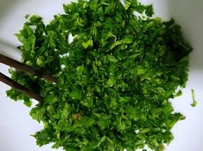 那么我们摘下来的芹菜叶也不能浪费，芹菜叶切碎，倒适量食用油、盐、五香粉，搅拌均匀。