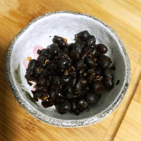 热锅倒入食用油（油量稍多一点，肉沫容易炒散）先倒入腌制好的肉沫，快速炒熟盛出备用，锅底留油或者重新放油，加入在市场买的散豆豉适量，炒出香味再倒入切好的各种蔬菜，加适量生抽，快速翻炒至七八成熟的时候加肉沫继续翻炒几下就可以了。（这一步忘拍照片所以说的比较多一点）