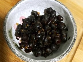 热锅倒入食用油（油量稍多一点，肉沫容易炒散）先倒入腌制好的肉沫，快速炒熟盛出备用，锅底留油或者重新放油，加入在市场买的散豆豉适量，炒出香味再倒入切好的各种蔬菜，加适量生抽，快速翻炒至七八成熟的时候加肉沫继续翻炒几下就可以了。（这一步忘拍照片所以说的比较多一点）