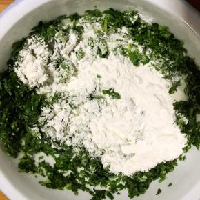 加适量面粉继续搅拌，面粉要慢慢的加，让每个叶子都充分的沾上面粉。