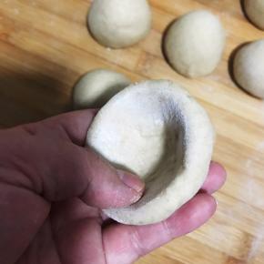 像这样中间捏成窝状。全部做好后上笼屉进行二次发酵。（因为撒了面扑，还有光线原因，颜色好像变白了，哈哈！）