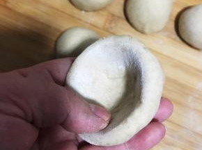 像这样中间捏成窝状。全部做好后上笼屉进行二次发酵。（因为撒了面扑，还有光线原因，颜色好像变白了，哈哈！）