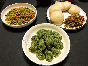 再熬上一锅小米粥或者玉米粥，一顿美味的农家饭就完美啦！