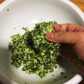 用手捏成一个一个的团子。