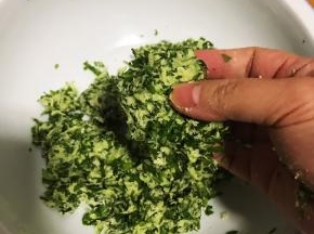 用手捏成一个一个的团子。
