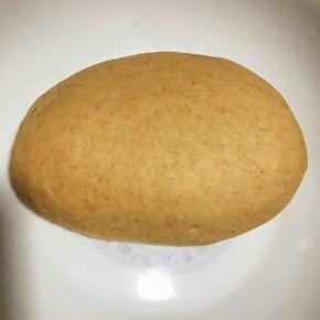 全麦面粉加酵母加温水进行发酵。