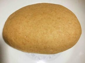 全麦面粉加酵母加温水进行发酵。