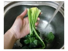菠菜剪去根部，清洗干净。