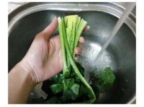 菠菜剪去根部，清洗干净。