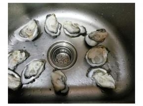 生蚝洗擦干净