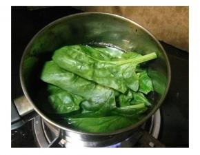 菠菜放入沸水中烫一分钟后捞出挤干水分