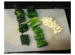 蒜和火腿切成碎，菠菜切成约5cm长的小段