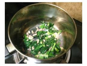 锅热油爆香蒜蓉，再放入切好的菠菜和火腿丁翻炒片刻，调入蒜盐和黑椒碎炒均匀（可加入淡奶油炒至粘稠，更美味，但怕高热量所以没加）