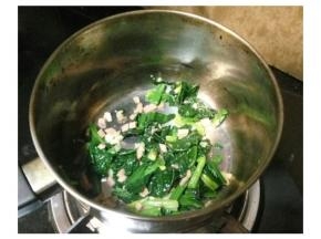 锅热油爆香蒜蓉，再放入切好的菠菜和火腿丁翻炒片刻，调入蒜盐和黑椒碎炒均匀（可加入淡奶油炒至粘稠，更美味，但怕高热量所以没加）