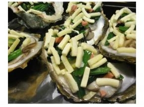 将炒好的菠菜铺放在蚝肉上面，撒上马苏里拉奶酪碎